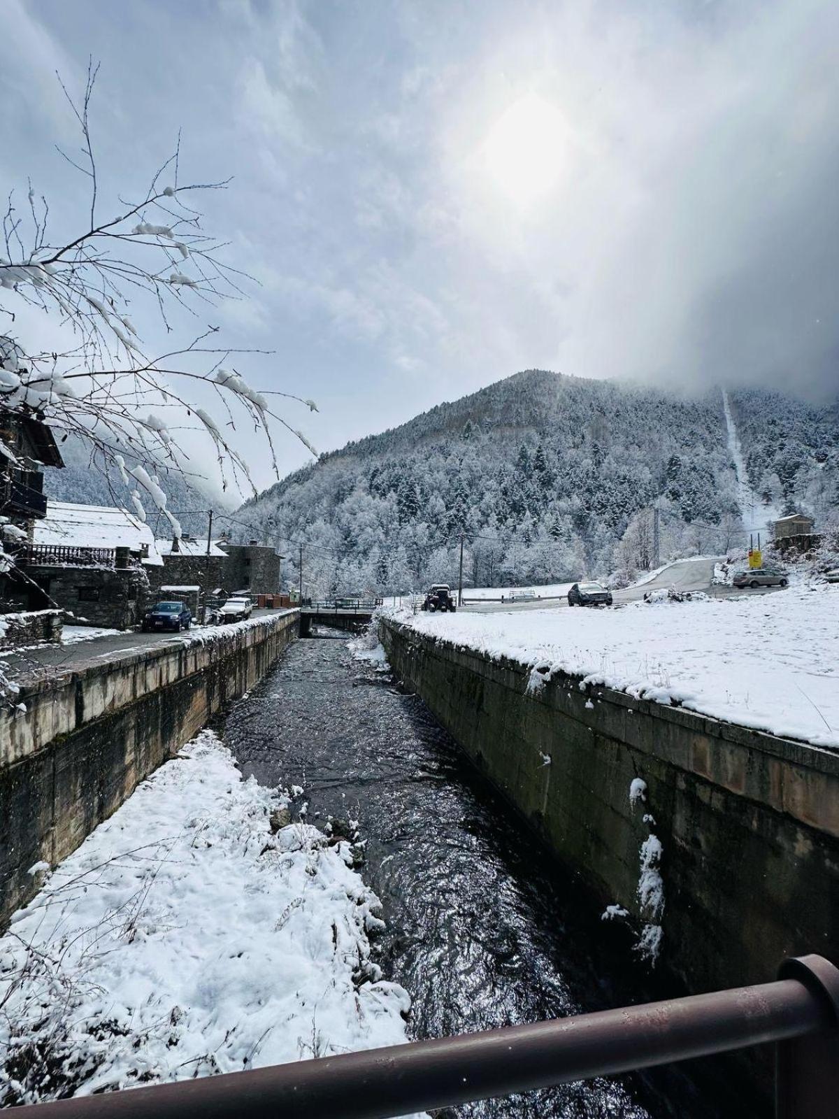 Hotel Valls Valira Os de Civís エクステリア 写真